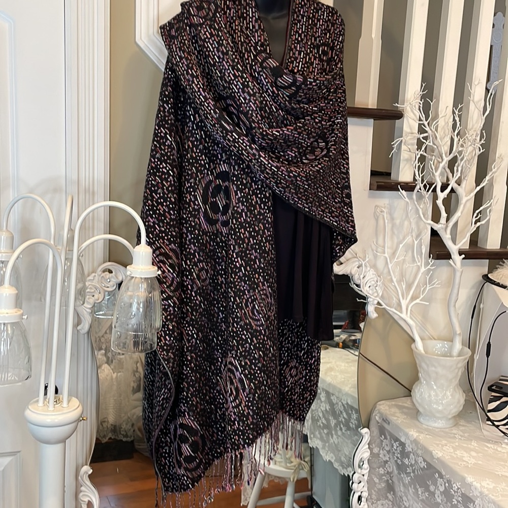 Stunningly Soft Cape Wrap Poncho The Flowers are Embedded with Woven Colours - Picture 12 of 12